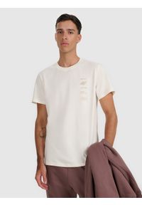 4f - 4F T-shirt regular z nadrukiem męski - beżowy S. Okazja: na co dzień. Kolor: beżowy. Materiał: bawełna. Długość: długie. Wzór: nadruk. Styl: casual #1
