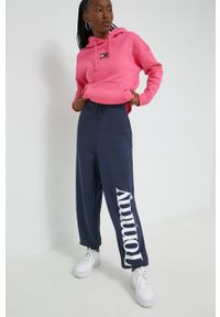 Tommy Jeans spodnie dresowe DW0DW13760.9BYY damskie kolor granatowy z nadrukiem. Kolor: niebieski. Materiał: dresówka. Wzór: nadruk #4