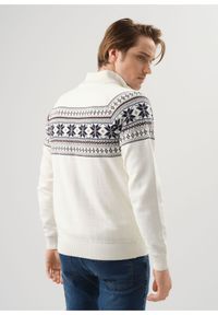 Ochnik - Kremowy sweter męski we wzór norweski. Typ kołnierza: kołnierzyk stójkowy. Kolor: biały. Materiał: bawełna #4