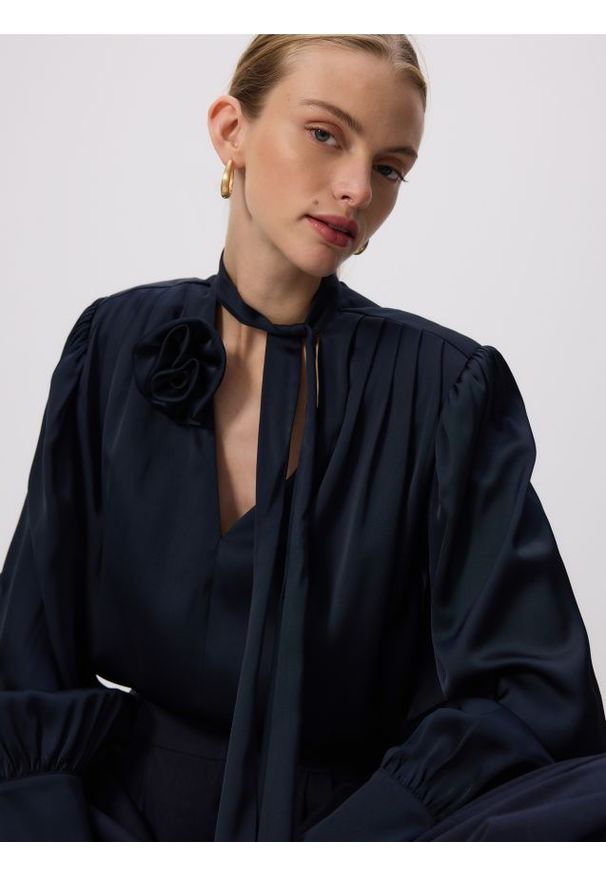 Reserved - Bluzka z ozdobnym wiązaniem - granatowy. Kolor: niebieski. Materiał: tkanina, wiskoza