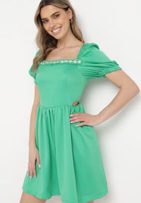 Born2be - Zielona Sukienka Mini Rozkloszowana z Dekoltem Ozdobionym Cyrkoniami i Wycięciami po Bokach Delphira. Kolor: zielony. Wzór: aplikacja. Typ sukienki: rozkloszowane. Długość: mini