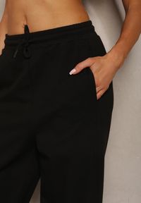 Renee - Czarne Dresowe Spodnie High Waist z Gumką w Talii Dimlara. Okazja: na co dzień. Stan: podwyższony. Kolor: czarny. Materiał: dresówka. Styl: casual, elegancki