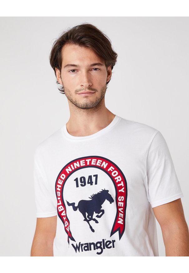 Wrangler - MĘSKI T-SHIRT WRANGLER SS AMERICANA TEE WHITE W7AGD3989 112131338. Okazja: na uczelnię, na co dzień, na imprezę, do pracy. Typ kołnierza: okrągły. Materiał: denim, jeans, bawełna, tkanina, materiał. Długość rękawa: krótki rękaw. Długość: krótkie. Wzór: aplikacja, nadruk, napisy. Sezon: lato. Styl: retro, casual, klasyczny, vintage