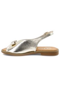Sandały damskie Filippo, cholewka ze skóry ekologicznej metaliczne wykończenie płaska podeszwa, złote, DS7923/26. Kolor: złoty. Materiał: skóra ekologiczna. Obcas: na płaskiej podeszwie #4