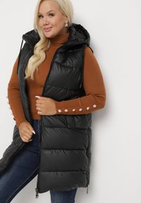 Born2be - Czarna Pikowana Kamizelka z Kapturem na Suwak i Napy Timella. Okazja: na co dzień, na spacer. Typ kołnierza: kaptur. Kolekcja: plus size. Kolor: czarny. Materiał: jeans. Wzór: aplikacja. Styl: klasyczny, casual, elegancki #1