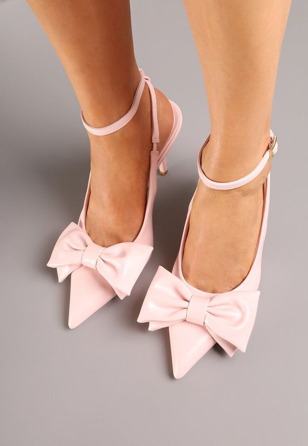 Renee - Różowe Sandały Vices na Szpilce Slingback Ozdobione Kokardą Tilvanea. Okazja: na co dzień. Zapięcie: sprzączka. Kolor: różowy. Wzór: aplikacja. Obcas: na szpilce. Styl: elegancki, casual