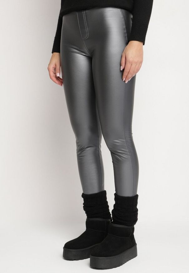 Born2be - Ciemnoszare Legginsy z Ekoskóry z Wysokim Stanem i Wsuwanymi Kieszeniami Rievalia. Stan: podwyższony. Kolor: szary. Materiał: skóra. Sezon: zima