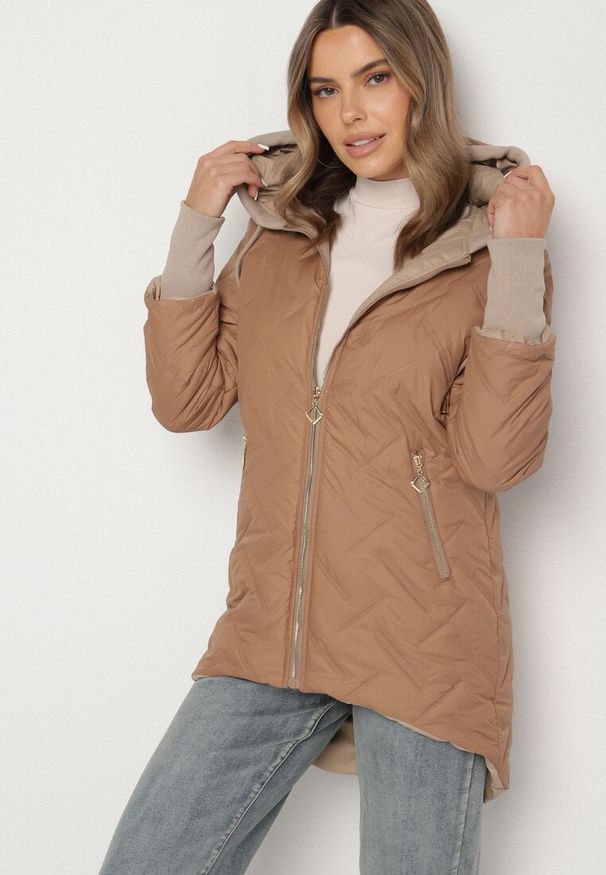 Born2be - Jasnobrązowa Pikowana Kurtka z Przedłużonym Tyłem i Kapturem Melune. Okazja: na co dzień. Kolor: brązowy. Materiał: jeans. Wzór: aplikacja. Styl: casual, klasyczny