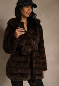 Renee - Brązowa Kurtka Futrzana z Nieodpinanym Kapturem Ozdobiona Paskiem Zetelia. Okazja: na co dzień. Kolor: brązowy. Materiał: futro. Wzór: aplikacja. Styl: casual, elegancki #4