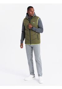 Ombre Clothing - Pikowany bezrękawnik męski z neonowymi akcentami – oliwkowy V5. Typ kołnierza: kołnierzyk stójkowy. Kolor: oliwkowy. Materiał: guma, tkanina, poliester, materiał, syntetyk. Długość rękawa: bez rękawów. Wzór: aplikacja #5