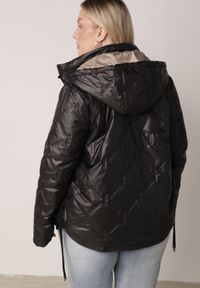 Born2be - Czarna Pikowana Kurtka z Odpinanym Kapturem i Dłuższym Tyłem Harmenope. Okazja: na co dzień. Kolekcja: plus size. Kolor: czarny. Materiał: poliester, jeans. Długość: długie. Styl: casual #2
