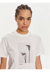 Calvin Klein T-Shirt B&W Flower K20K207579 Biały Regular Fit. Kolor: biały. Materiał: bawełna