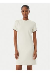 Guess Sukienka codzienna V6GK07 K3002 Écru Regular Fit. Okazja: na co dzień. Kolor: kremowy. Materiał: wiskoza. Typ sukienki: proste. Styl: casual #1