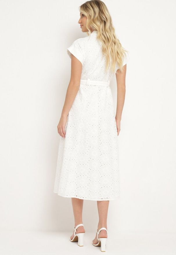 Born2be - Biała Bawełniana Ażurowa Sukienka na Guziki o Koszulowym Kroju Wiązana Paskiem Grosofia. Okazja: na co dzień. Kolor: biały. Materiał: bawełna. Wzór: ażurowy. Sezon: lato. Typ sukienki: koszulowe. Styl: casual, elegancki, klasyczny