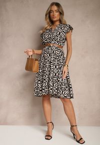 Renee - Czarna Rozkloszowana Sukienka z Bawełny w Ornamentalny Print Zalirita. Okazja: na co dzień. Typ kołnierza: dekolt w serek. Kolor: czarny. Materiał: bawełna. Długość rękawa: krótki rękaw. Wzór: nadruk. Typ sukienki: rozkloszowane. Styl: klasyczny, casual #3