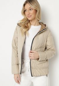 Born2be - Ciemnobeżowa Dwustronna Kurtka Pikowana z Kieszeniami i Kapturem Eralethra. Okazja: na spacer, na co dzień. Kolor: beżowy. Materiał: jeans. Długość rękawa: długi rękaw. Długość: długie. Wzór: aplikacja. Styl: casual, elegancki #5