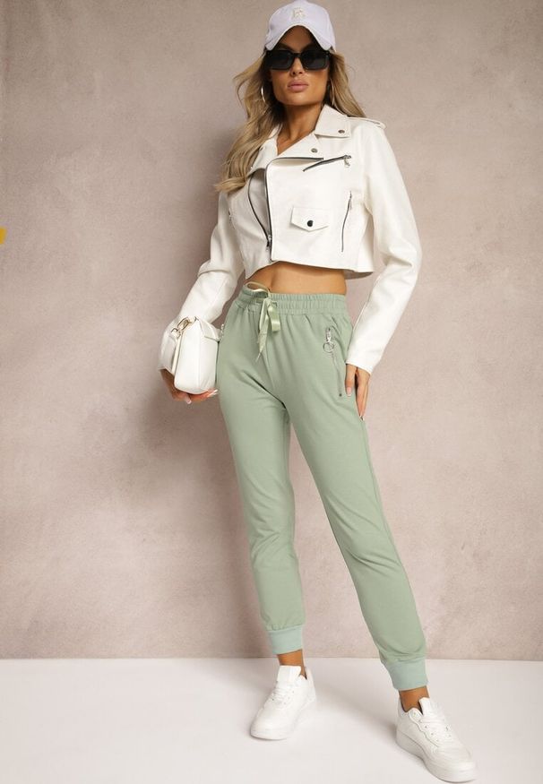 Renee - Jasnozielone Spodnie Dresowe z Bawełny High Waist Ozdobione Kieszeniami na Suwak Fedela. Okazja: na co dzień. Stan: podwyższony. Kolor: zielony. Materiał: bawełna, dresówka. Długość: długie. Wzór: aplikacja. Styl: casual, elegancki
