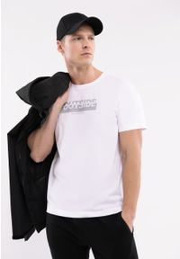 Volcano - T-shirt z napisem T-OUTSIDE. Kolor: biały. Materiał: materiał, bawełna. Długość rękawa: krótki rękaw. Długość: krótkie. Wzór: napisy. Styl: klasyczny #1