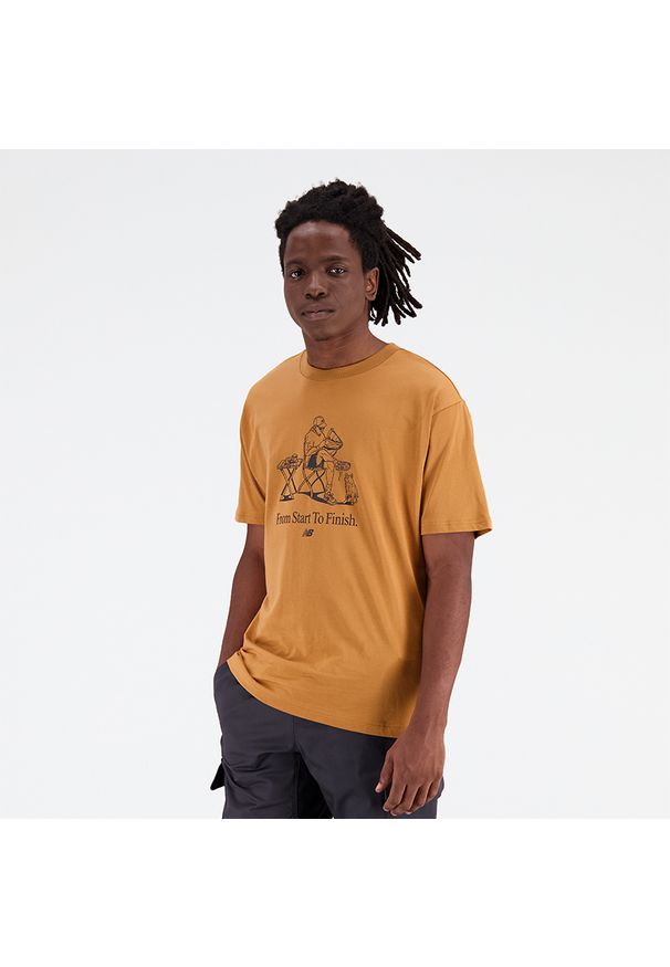 Koszulka męska New Balance MT31560TOB – brązowe. Kolor: brązowy. Materiał: materiał, bawełna. Wzór: napisy. Sport: koszykówka