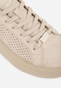 Born2be - Beżowe Skórzane Sneakersy na Platformie i Koturnie Zdobione Perforacją Penie. Okazja: na co dzień. Kolor: beżowy. Materiał: skóra. Wzór: aplikacja. Obcas: na koturnie #2