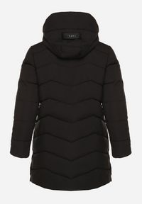 Born2be - Czarna Pikowana Kurtka o Prostym Kroju z Wysokim Kołnierzem i Kapturem Zenive. Okazja: do pracy, na co dzień. Kolekcja: plus size. Kolor: czarny. Materiał: poliester, dzianina, jeans. Styl: elegancki, casual