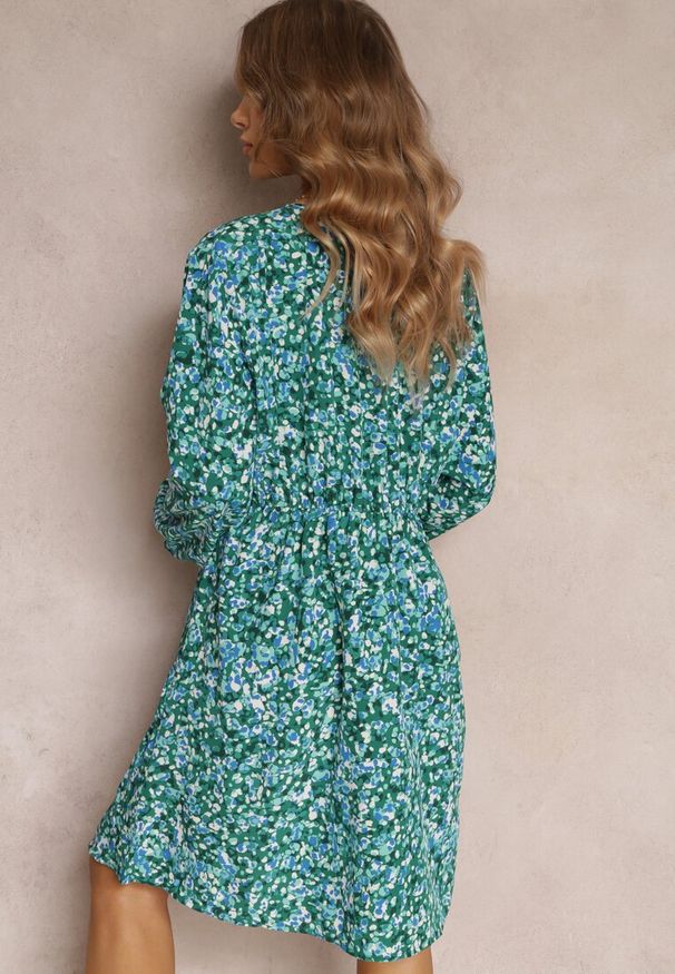 Renee - Zielona Sukienka Midi z Kopertowym Dekoltem i Gumką w Talii Sorioli. Okazja: na co dzień. Typ kołnierza: dekolt kopertowy. Kolekcja: plus size. Kolor: zielony. Długość rękawa: długi rękaw. Typ sukienki: kopertowe. Styl: elegancki, casual, klasyczny. Długość: midi