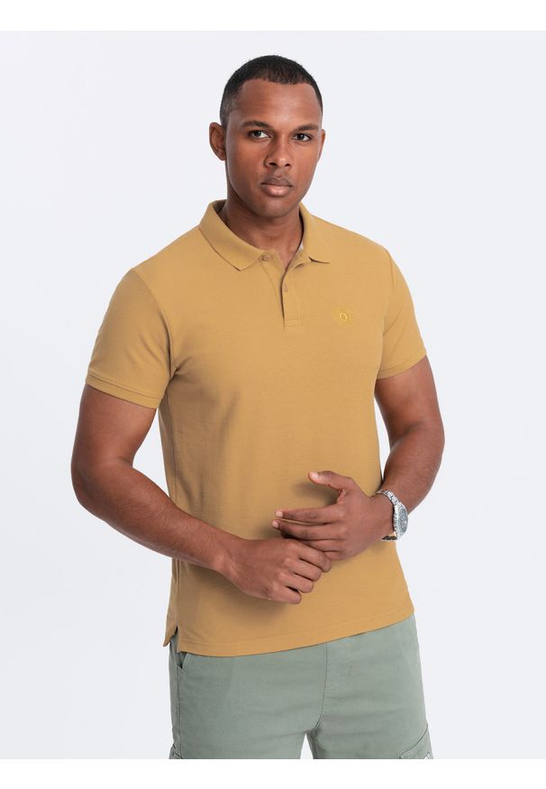 Ombre Clothing - Męska jednokolorowa koszulka polo BASIC z dzianiny pique - musztardowa V8 - Rozmiar: M. Okazja: na co dzień. Typ kołnierza: polo. Kolor: żółty. Materiał: dzianina. Wzór: haft, aplikacja, jednolity. Styl: sportowy, wizytowy, casual