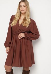 Born2be - Brązowa Rozkloszowana Sukienka z Marszczeniem w Talii i Dekoltem w Serek Salindea. Okazja: na co dzień. Typ kołnierza: dekolt w serek. Kolekcja: plus size. Kolor: brązowy. Długość rękawa: długi rękaw. Typ sukienki: dla puszystych. Styl: casual, elegancki