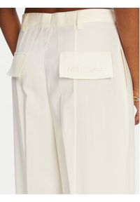 Patrizia Pepe Spodnie materiałowe 2P1670 A573 W146 Écru Regular Fit. Materiał: wiskoza