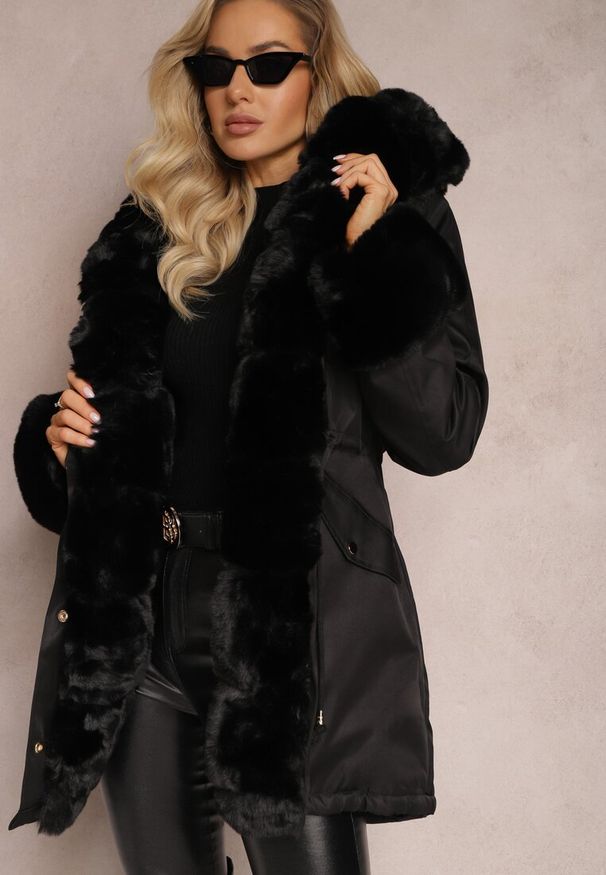 Renee - Czarna Kurtka Parka z Paskiem w Talii i Kapturem z Futerkiem Hizontia. Okazja: na spacer. Typ kołnierza: golf. Kolor: czarny. Materiał: futro