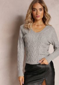 Renee - Szary Sweter z Dekoltem w Serek w Ozdobny Splot Helgitta. Typ kołnierza: dekolt w serek. Kolor: szary. Materiał: dzianina, tkanina. Długość rękawa: długi rękaw. Długość: długie. Wzór: ze splotem. Styl: klasyczny #3