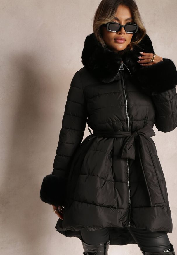Renee - Czarna Kurtka Pikowana z Futerkiem Pasilinai. Kolor: czarny. Materiał: futro. Długość rękawa: długi rękaw. Długość: długie. Sezon: zima, jesień