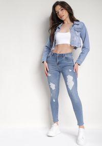 Born2be - Niebieskie Jeansy o Dopasowanym Fasonie Ozdobione Przetarciami Verinessa. Okazja: na co dzień. Kolor: niebieski. Wzór: aplikacja. Styl: klasyczny, elegancki, casual