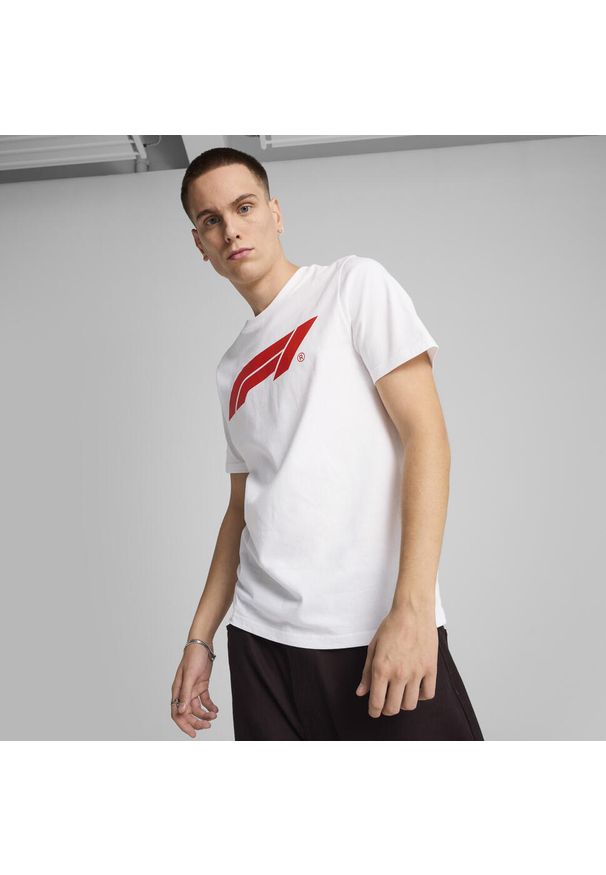 Puma - Męska koszulka F1® Essentials z logo PUMA White. Kolor: biały. Wzór: nadruk