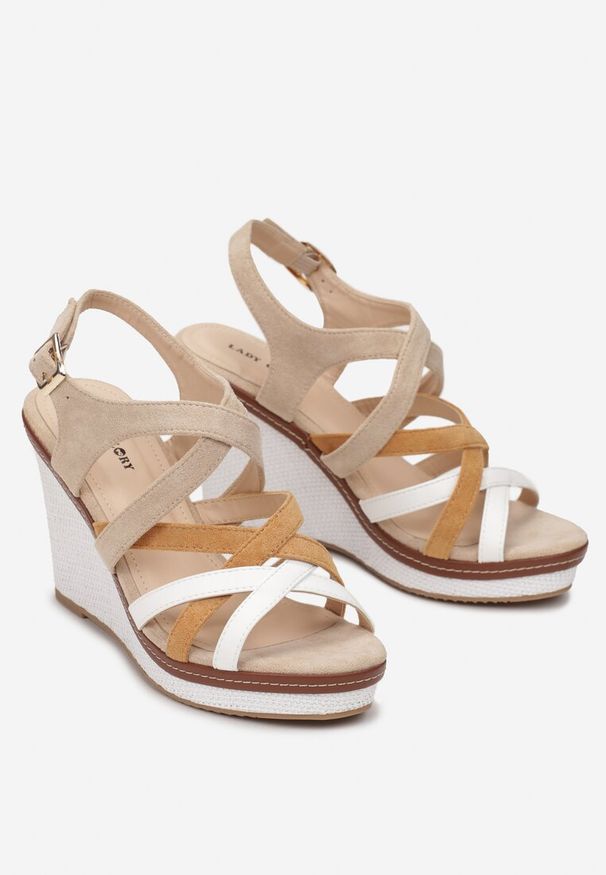 Renee - Beżowe Sandały z Cienkimi Paskami Osadzone na Koturnie Denina. Okazja: na co dzień. Zapięcie: pasek. Kolor: beżowy. Sezon: lato. Obcas: na koturnie. Styl: casual, klasyczny