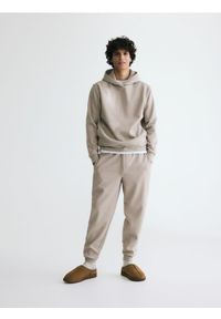 Reserved - Spodnie dresowe regular fit - beżowy. Kolor: beżowy. Materiał: dresówka #1
