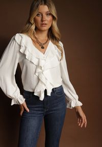 Renee - Biała Koszula z Falbankami Ravedia. Okazja: na imprezę, na co dzień. Typ kołnierza: kołnierz z falbankami. Kolor: biały. Styl: casual, elegancki