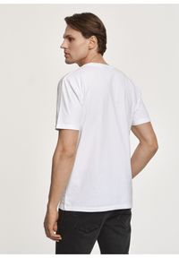 Ochnik - Biały T-shirt męski z logo. Kolor: biały. Materiał: bawełna. Długość: krótkie
