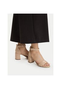 Sandały Clarks. Kolor: beżowy #1