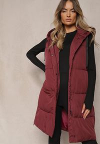 Renee - Bordowa Kamizelka Pikowana Wykończona Kapturem i Sznurkami Quinaria. Okazja: na co dzień. Kolor: czerwony. Materiał: jeans. Styl: sportowy, casual, elegancki