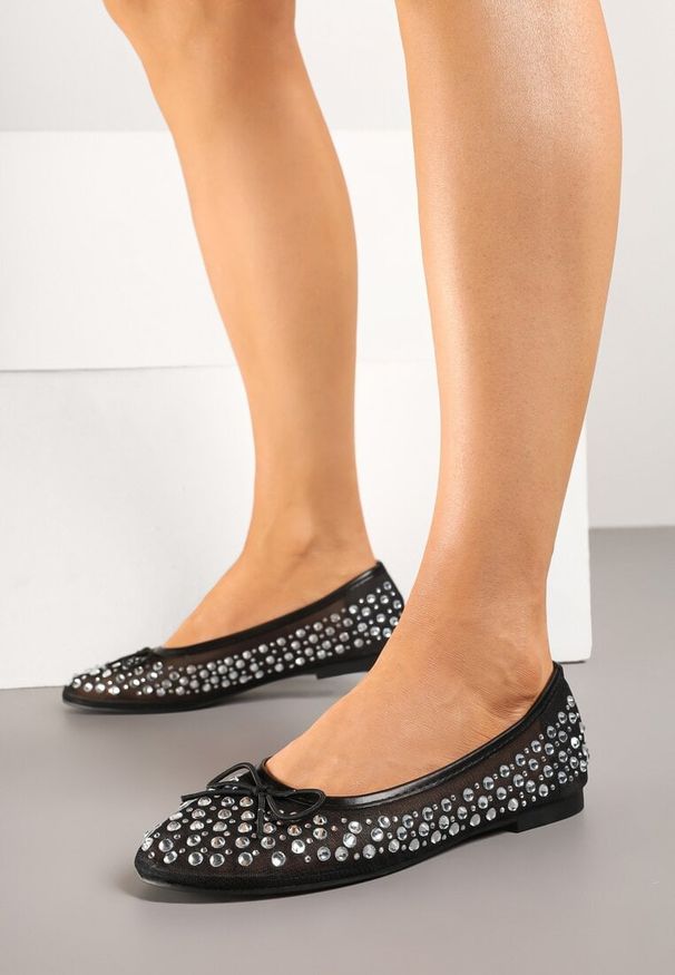 Renee - Czarne Siateczkowe Balerinki Zdobione Cyrkoniami i Kokardką Revia. Okazja: na co dzień. Kolor: czarny. Materiał: jeans. Wzór: aplikacja. Styl: elegancki, klasyczny, casual