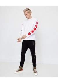 COMME DES GARCONS PLAY - Biała koszulka z czerwonymi sercami. Kolor: biały. Materiał: jeans, dresówka, bawełna. Długość rękawa: długi rękaw. Długość: długie. Styl: sportowy #3