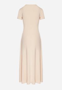 Born2be - Jasnobeżowa Sukienka o Taliowanym Kroju z Krótkim Rękawem Liravise. Okazja: na co dzień. Kolor: beżowy. Długość rękawa: krótki rękaw. Sezon: wiosna, lato. Typ sukienki: rozkloszowane. Styl: casual, elegancki, klasyczny #3