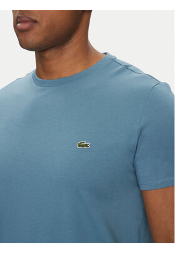 Lacoste T-Shirt TH6709 Błękitny Regular Fit. Kolor: niebieski. Materiał: bawełna