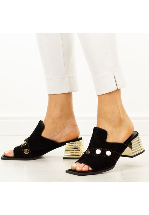 Czarne skórzane klapki damskie DiA 3143. Kolor: czarny. Materiał: skóra, zamsz. Wzór: aplikacja. Sezon: wiosna, lato. Obcas: na obcasie. Styl: elegancki, klasyczny, wizytowy. Wysokość obcasa: średni