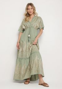 Born2be - Zielona Kopertowa Sukienka z Wiskozy Zdobiona Frędzlami i Metalicznym Haftem Redeirae. Okazja: na spacer, na co dzień. Typ kołnierza: dekolt w serek. Kolor: zielony. Materiał: wiskoza. Wzór: aplikacja, haft. Typ sukienki: kopertowe. Styl: casual, klasyczny #1