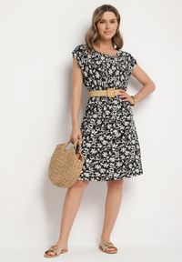 Born2be - Czarna Sukienka z Bawełną i Kwiatowym Wzorem Lumianisse. Okazja: na co dzień. Kolor: czarny. Materiał: bawełna. Długość rękawa: krótki rękaw. Wzór: kwiaty. Sezon: lato. Styl: casual, elegancki #3
