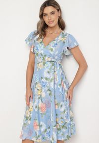 Born2be - Jasnoniebieska Kwiatowa Sukienka z Kopertowym Dekoltem Atorina. Okazja: do pracy, na co dzień, na spotkanie biznesowe. Typ kołnierza: dekolt kopertowy. Kolor: niebieski. Wzór: kwiaty. Typ sukienki: kopertowe. Styl: casual, biznesowy #4