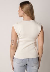 Born2be - Beżowa Bluzka z Wiskozą Kopertowym Dekoltem i Metalową Klamrą z Boku Sanviel. Kolor: beżowy. Materiał: wiskoza #6