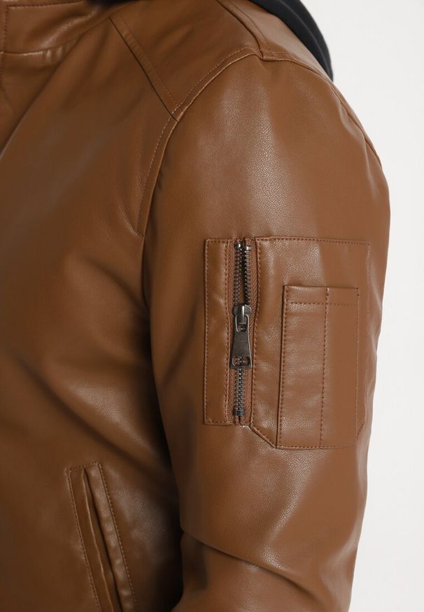 Born2be - Brązowa Kurtka Ramoneska z Odpinanym Kapturem i Podszewką z Wsuwanymi Kieszeniami Bellarion. Okazja: na co dzień. Typ kołnierza: golf. Kolor: brązowy. Materiał: dzianina. Styl: klasyczny, casual, elegancki